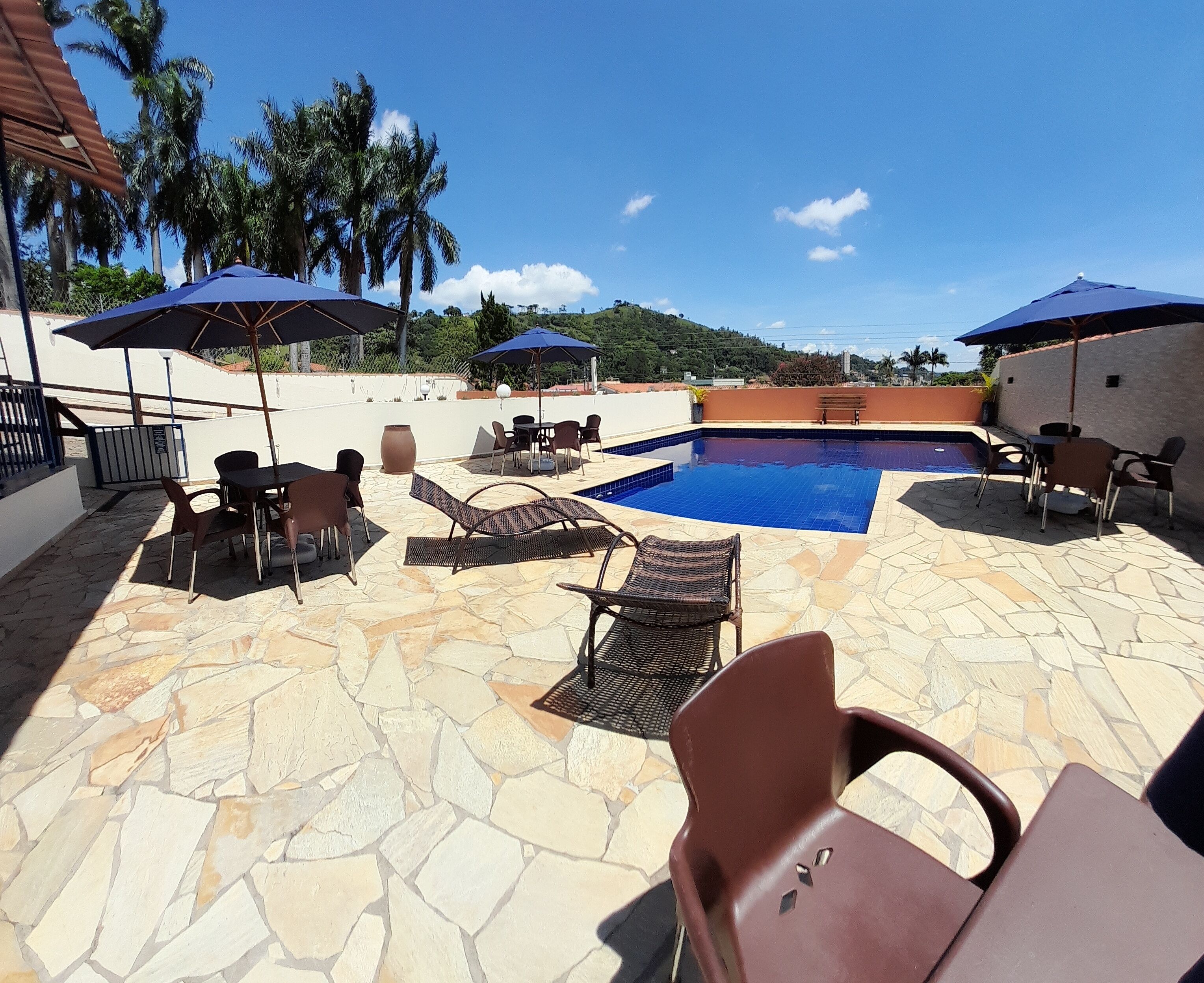 Piscina externa, funciona das 8h às 22h, guarda-sóis, espreguiçadeiras