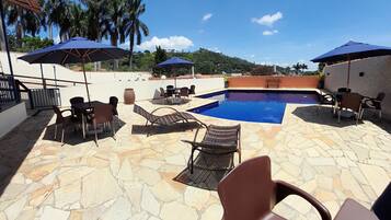 Piscina externa, funciona das 8h às 22h, guarda-sóis, espreguiçadeiras