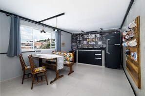Suite estudio Deluxe, lanai, vista a la ciudad | Cocina privada
