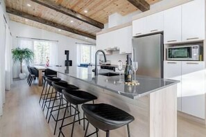 Fridge, microwave, oven, stovetop - Hôtel à la maison - Lofoten (Shannon)