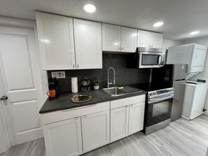 Private kitchen - Modern Studio in Atlanta - 12 Min to Downtown, Parking, A/C, Washer/Dryer! (Atlanta)