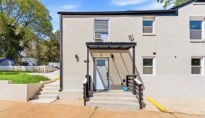 Exterior detail - Modern Studio in Atlanta - 12 Min to Downtown, Parking, A/C, Washer/Dryer! (Atlanta)