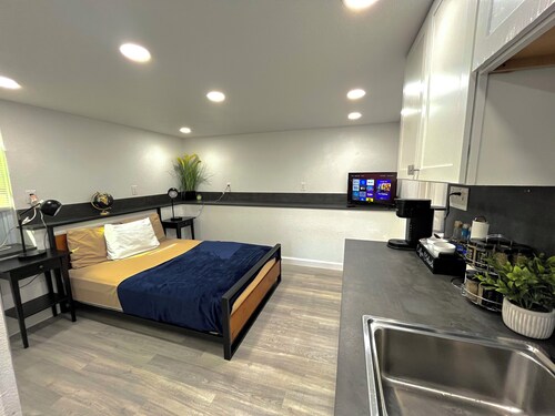 Charming Studio in Atlanta - 12 Min to Downtown, Parking, A/C, Washer/Dryer!