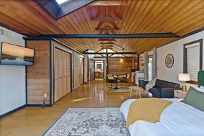 1 Schlafzimmer, Schreibtisch, Bügeleisen/Bügelbrett, Reisekinderbett