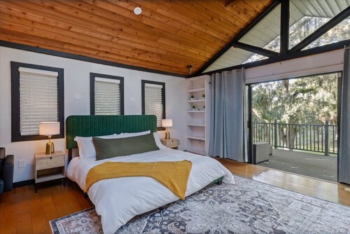 Romantic Cabin w/ Balcony + Tub + Hammock + Grill