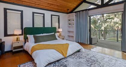 Romantic Cabin w/ Balcony + Tub + Hammock + Grill