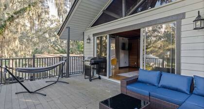 Romantic Cabin w/ Balcony + Tub + Hammock + Grill