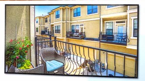 Property grounds - Cozy 2-bedroom condo in welcoming Plano with AC, WiFi (Plano)