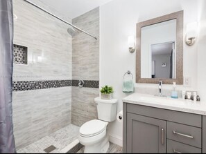 Dusche, Handtücher, Seife, Toilettenpapier