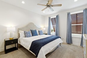 2 slaapkamers, een strijkplank/strijkijzer, beddengoed