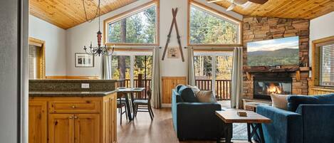 Smart-tv, een open haard, videospelletjes en tafelvoetbal