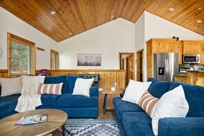 TV connectée, cheminée, jeux vidéo, baby-foot