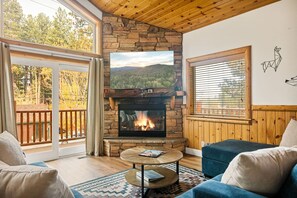 Smart TV, fireplace, video games, table football - Llama Bear Lodge + Hot Tub + Game Room + Pets (Big Bear Lake)