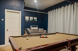 TV connectée, cheminée, jeux vidéo, baby-foot