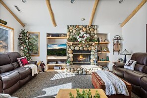 Smart TV, fireplace - Lakefront Views + Private Dock + Outdoor Kitchen (Big Bear Lake)
