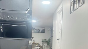 Eine Küche mit Kühlschrank, Holzboden und einer Essecke mit Tisch und Stühlen.