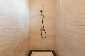 Kostenlose Toilettenartikel, Haartrockner, Handtücher