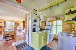 Fridge, microwave, oven, dishwasher - La Chaumière bleue - Maison, plage à 7min à pied (Manvieux)