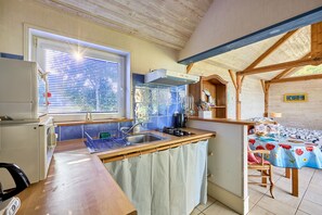 Réfrigérateur, micro-ondes, cafetière/bouilloire, grille-pain