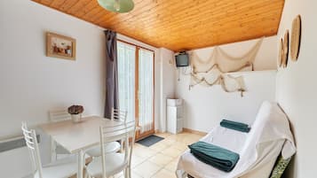 1 bedroom, iron/ironing board, free WiFi