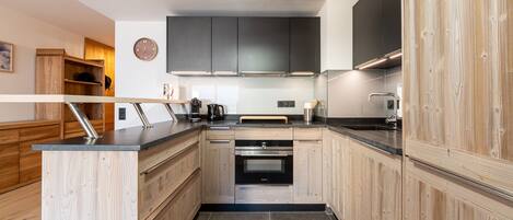 Geladeira, micro-ondas, fogão, lava-louças