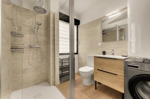 Articles de toilette gratuits, sèche-cheveux, serviettes fournies