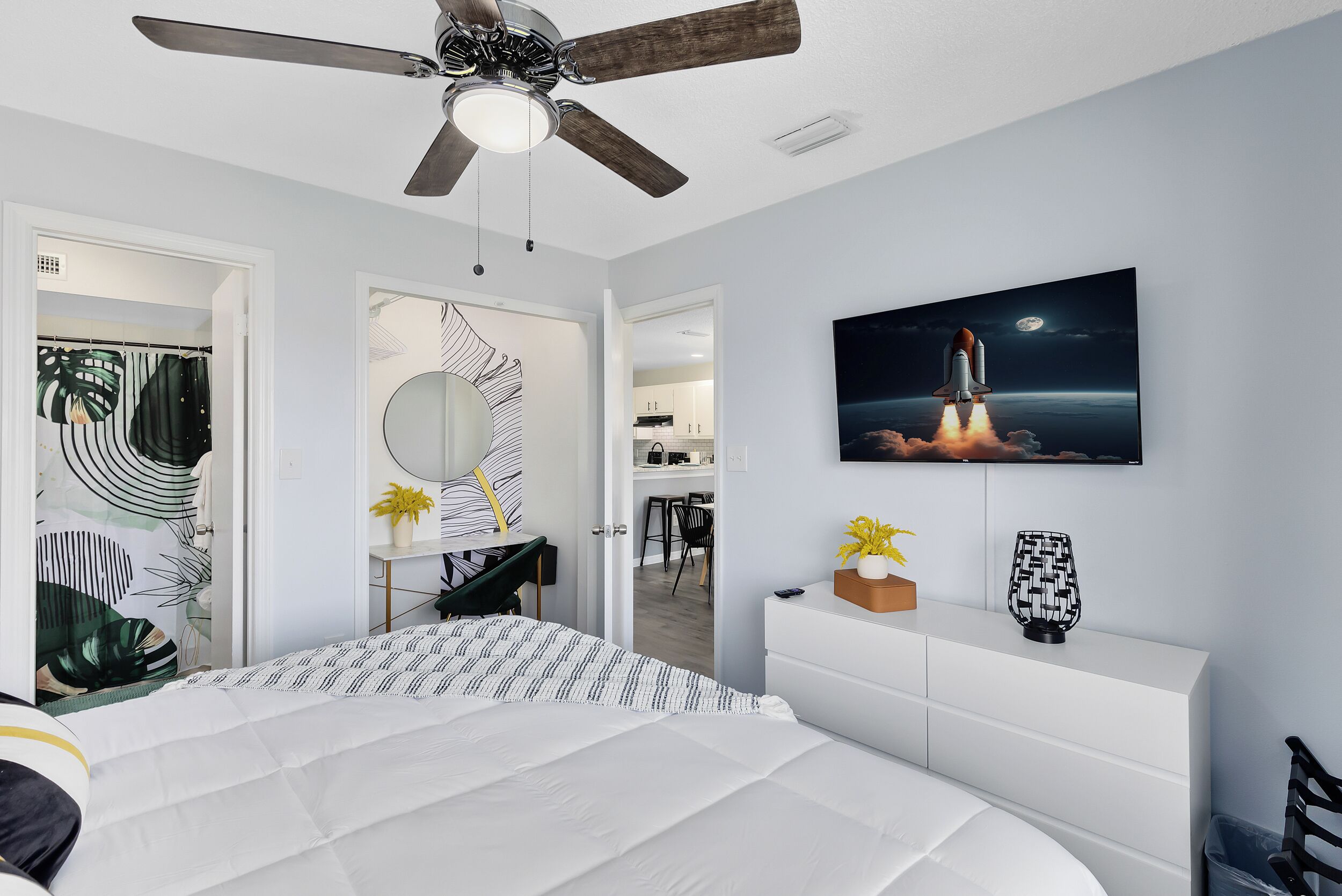 2 habitaciones, tabla de planchar con plancha y cuna de viaje 