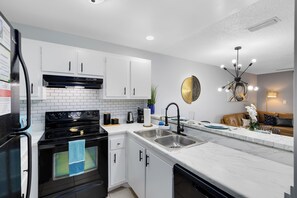 Fridge, microwave, oven, stovetop - *Space to unwind* NASA, Pool, BBQ, Gym, Games (Titusville)