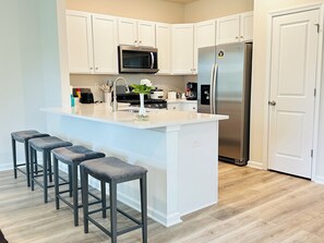 冰箱、微波炉、烤箱、炉灶