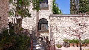 A stone building with a staircase leading to a balcony. - Hotel Casa Mexicana (Mineral de Pozos)
