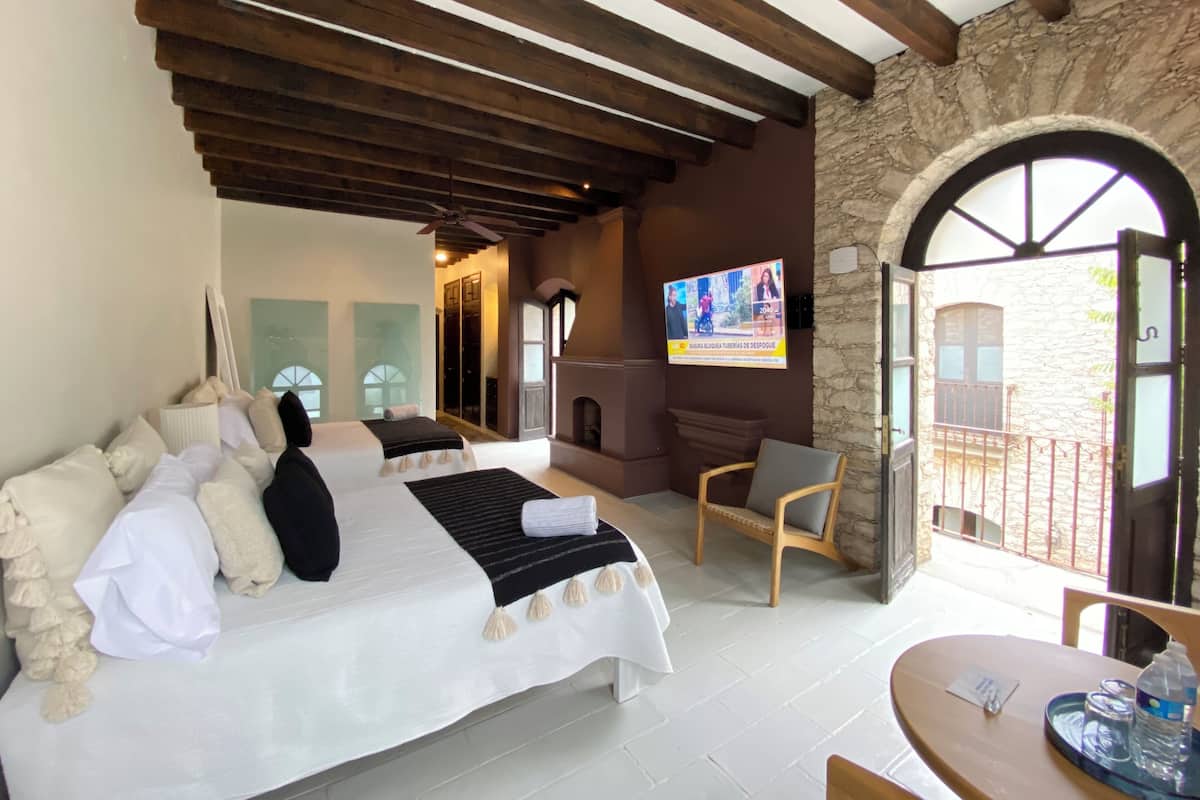 Familie studio suite, balkon, uitzicht op de binnenplaats | Een minibar, gratis wifi