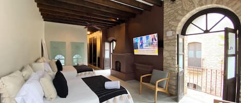 Suite estudio familiar, balcón, vista al patio | Minibar y wifi gratis