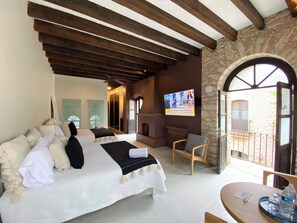 Family Studio Suite, Balcony, Courtyard View | 1 bedroom, minibar, free WiFi