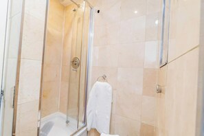 Shower, hair dryer - Stylish 2BR Near Hyde Park & Museums, Kensington (London)