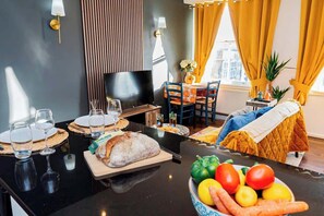 Dining - Stylish 2BR Near Hyde Park & Museums, Kensington (London)