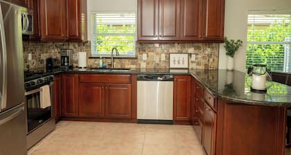 The Orchid House - charming 3 bed/2 bath home in the heart of Naples