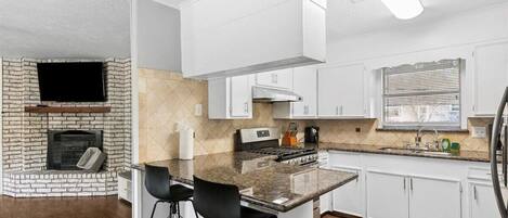 冷蔵庫、電子レンジ、オーブン、コンロ