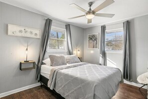 3 soverom, strykejern/-brett, reiseseng for barn og internettilgang