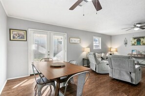 Dining - Charming 3-Bedroom Short-Term Rental in Port Neches (port neches)