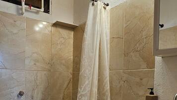 Secadora de cabello, toallas, jabón, papel de baño