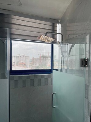 Shower, hair dryer, towels, soap - Fully Furnished 1 Bedroom Apartment @ East Legon, Accra 3 (Accra)