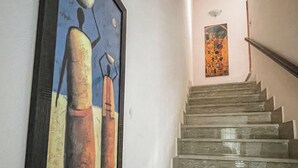 Un escalier avec un tableau accroché au mur.
