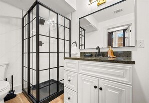 Shower, hair dryer, towels - Stylish Loft in the Heart of Downtown (Hot Springs)