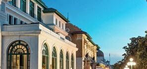 Ein Gebäude mit Bogenfenstern, einer Kuppel und einem Glockenturm.