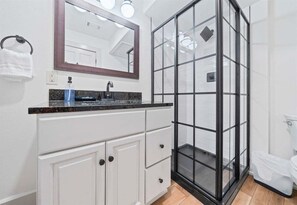 Shower, hair dryer, towels - Vibrant Studio Steps from Bathhouse Row (Hot Springs)