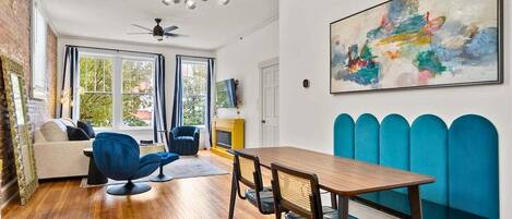 Smart TV, fireplace