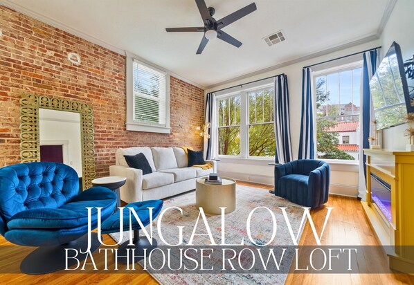 TV connect�ée, cheminée