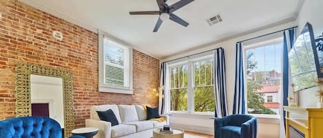 Smart TV y chimenea