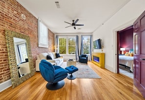 1 bedroom, free WiFi, bed sheets - Vibrant Loft Steps from Bathhouse Row (Hot Springs)