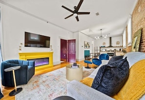 Smart TV, fireplace